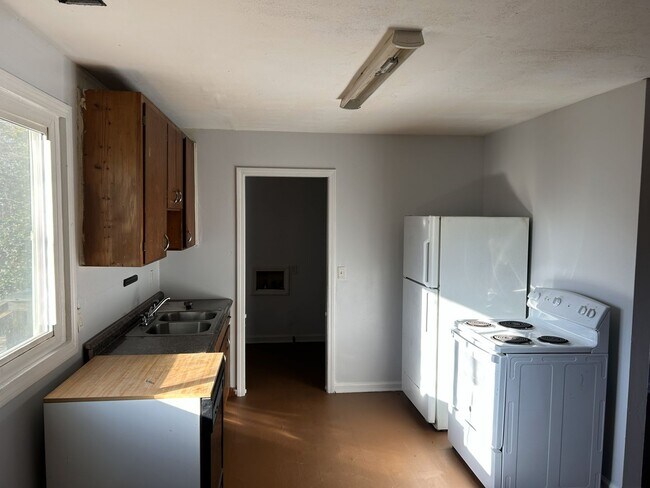 Building Photo - 3 Bed, 1 Bath Home