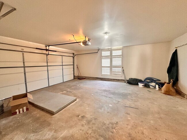 Building Photo - Spacious 4 Bed in Deer Creek
