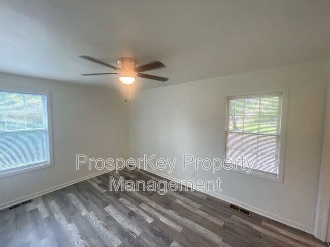 Building Photo - 246 Pinetree Cir