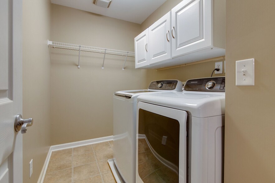 Building Photo - 7802 Kemberton Dr W