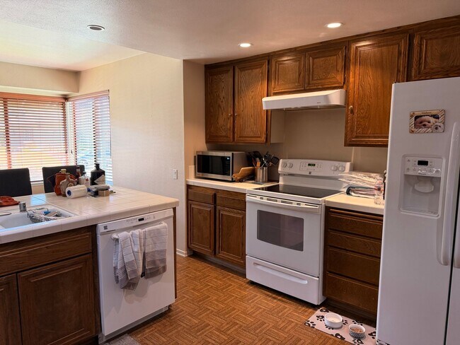 Building Photo - Large home on Golf Course in Leisure Village Senior Community