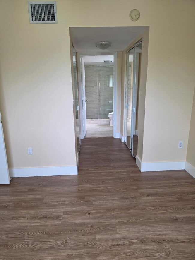 Building Photo - 700 Crestwood Ct S