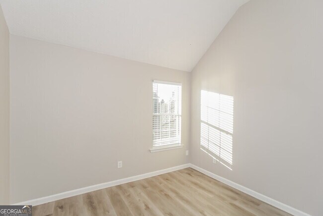 Building Photo - 550 Gardinia Dr