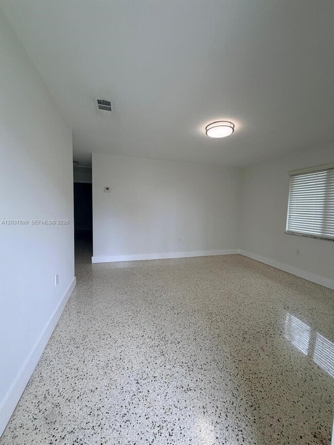 Building Photo - 12020 NE 12th Ct
