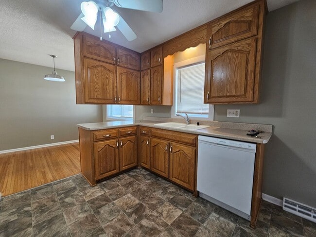 Building Photo - Great NE 3 Bedroom 2 Bath with Garage, close to shopping and I380 access