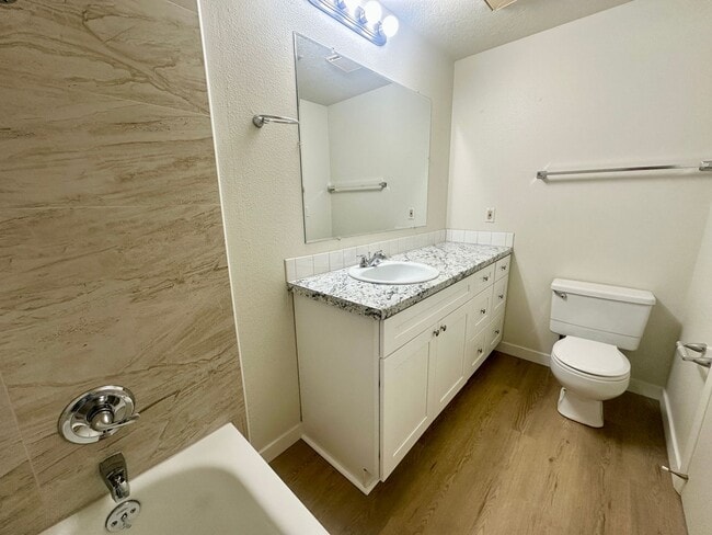 Building Photo - Lake Oswego Refreshed 2nd Story 2 bed/1 bath Condo- W/S/G Included