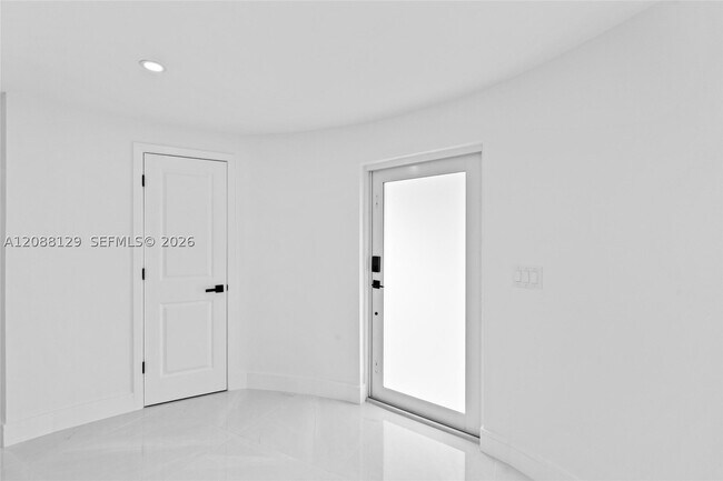 Building Photo - 719 SW 25th Ave