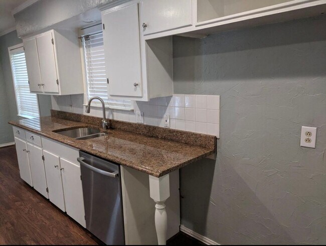 Building Photo - Charming and well-maintained home in the highly desirable Lakewood area of Dallas!