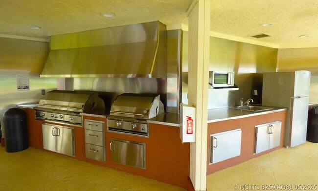 Building Photo - 8960 S Hollybrook Blvd