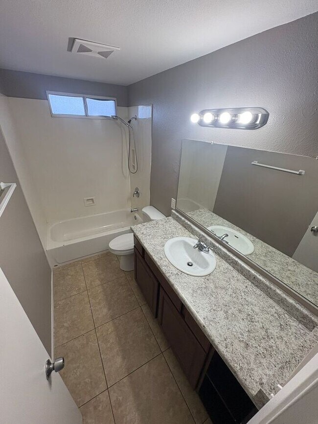 Building Photo - READY TO VIEW NOW! Spacious 3 Bed 1 Bath Home in Phoenix with all New Windows