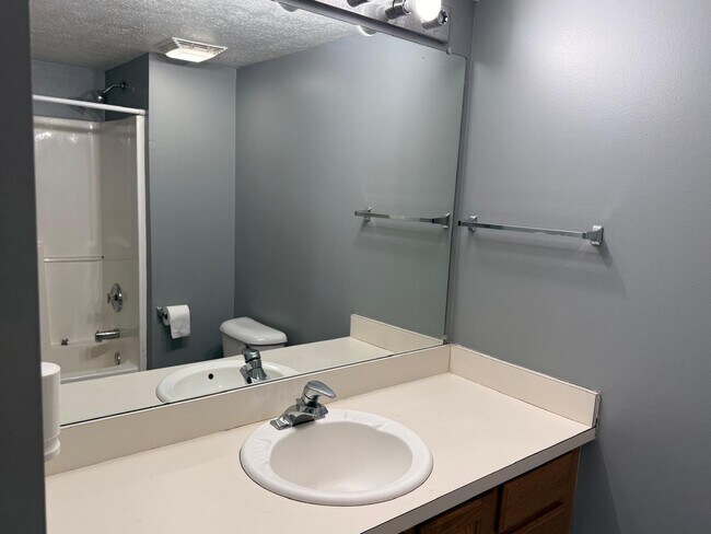 Building Photo - 1401 Millbrook Trail