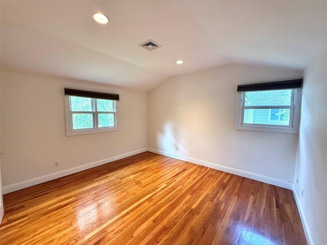 Building Photo - 6 Cove Ln