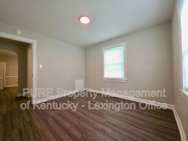 Building Photo - 113 Cummins Dr