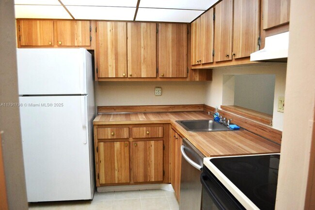 Building Photo - 8005 SW 107th Ave