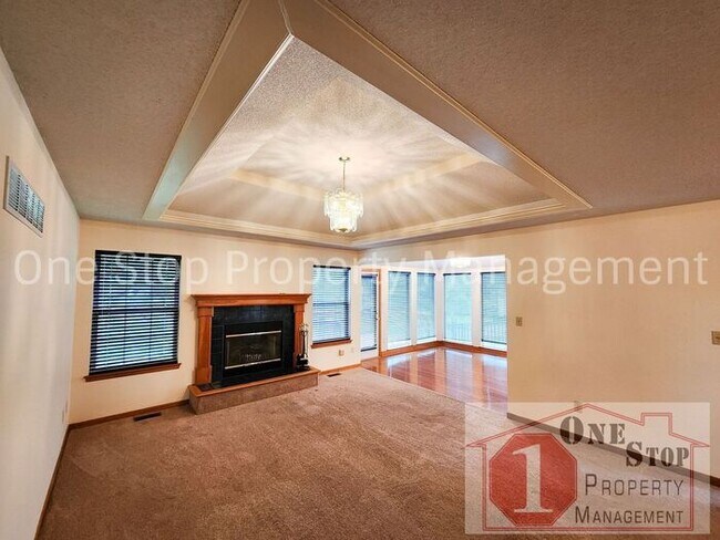 Building Photo - 3 Bedroom, 2 Full Bathrooms and oversized ...