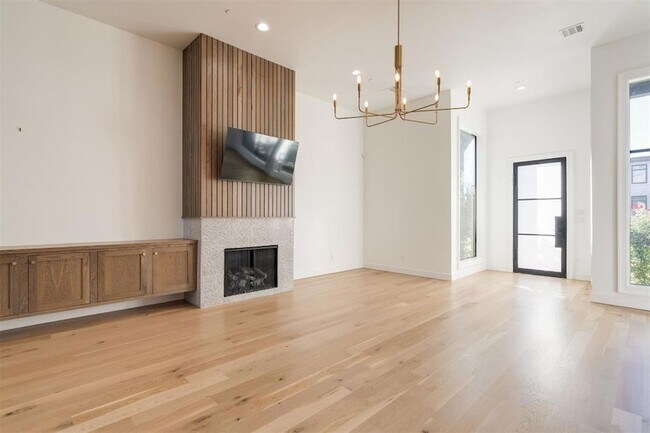 Building Photo - 827 NW 8th St