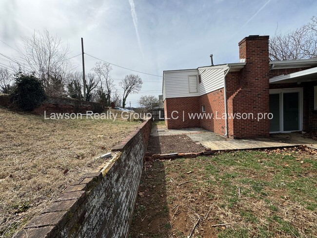 Building Photo - South Roanoke Three Bedroom