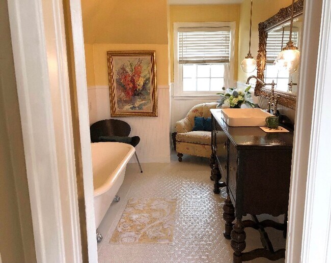Building Photo - Quaint 3 Bed, 2 Bath Home | Available July...