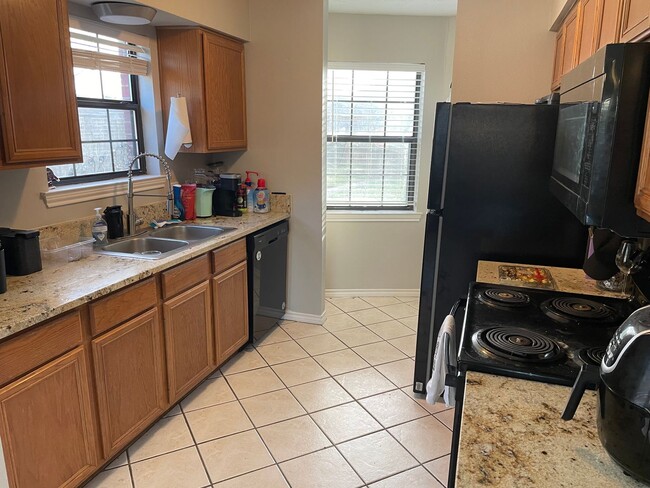 Building Photo - AUGUST PRE-LEASE!!!  Spacious 3 Bedroom 3 ...