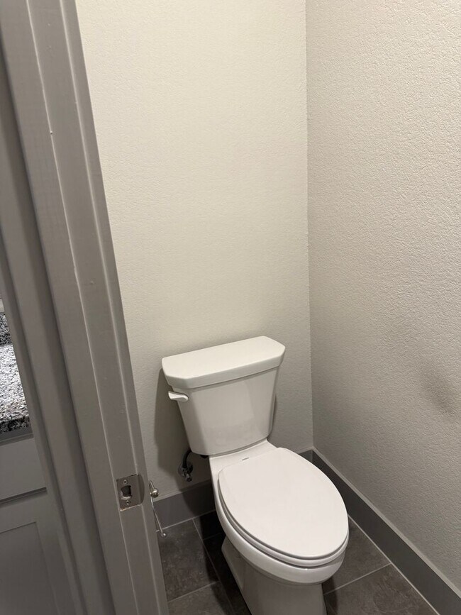 Building Photo - 3/2/2 Open concept and conveniently located for commuters