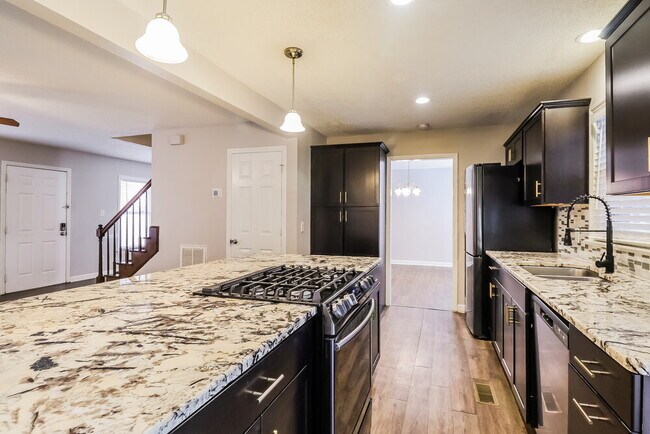 Building Photo - 6335 Teaneck Pl