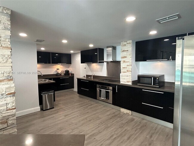 Building Photo - 4001 S Ocean Dr