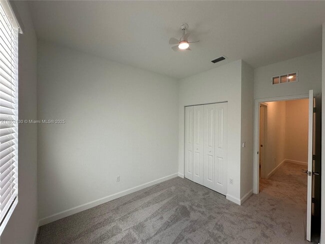Building Photo - 402 SE Crossoak Ln