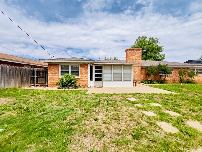 Building Photo - Stunning Large 3 Bedroom Home!