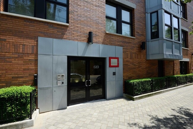 Building Photo - 619 Adams St