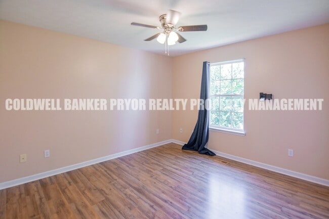 Building Photo - 295 Sky Dr