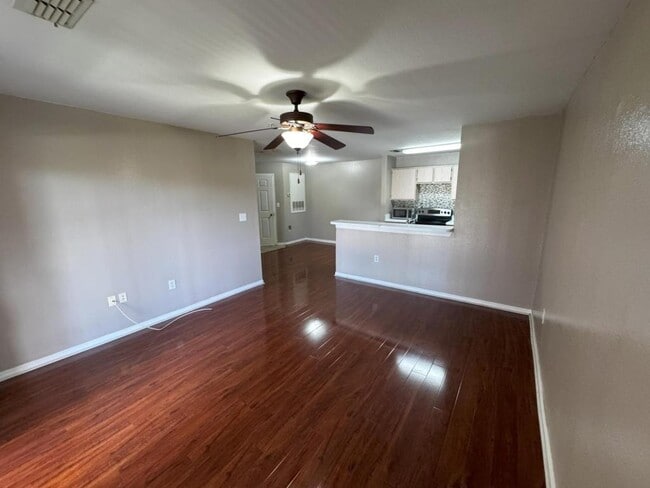 Building Photo - 5455 Vineland Rd