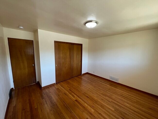 Building Photo - 2312 20th Ave S