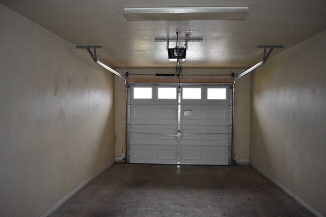 Building Photo - 1600 Nicholas Cir