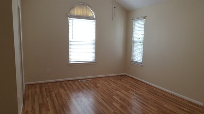 Building Photo - 2 bedroom Condo close to Military Bases and Shore Dr