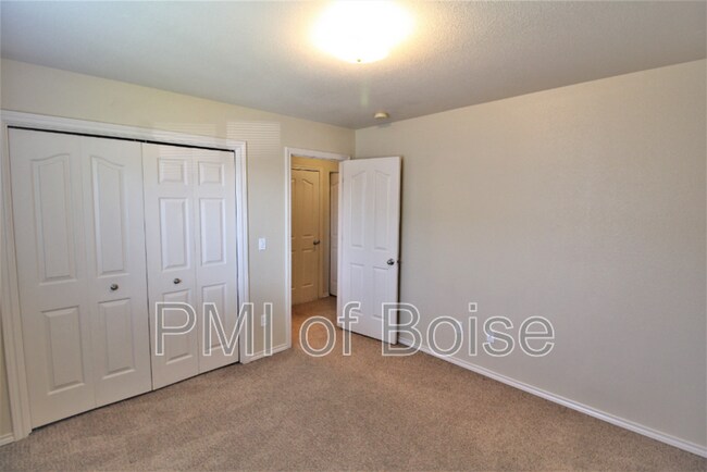 Building Photo - 1031 E Iowa Ave