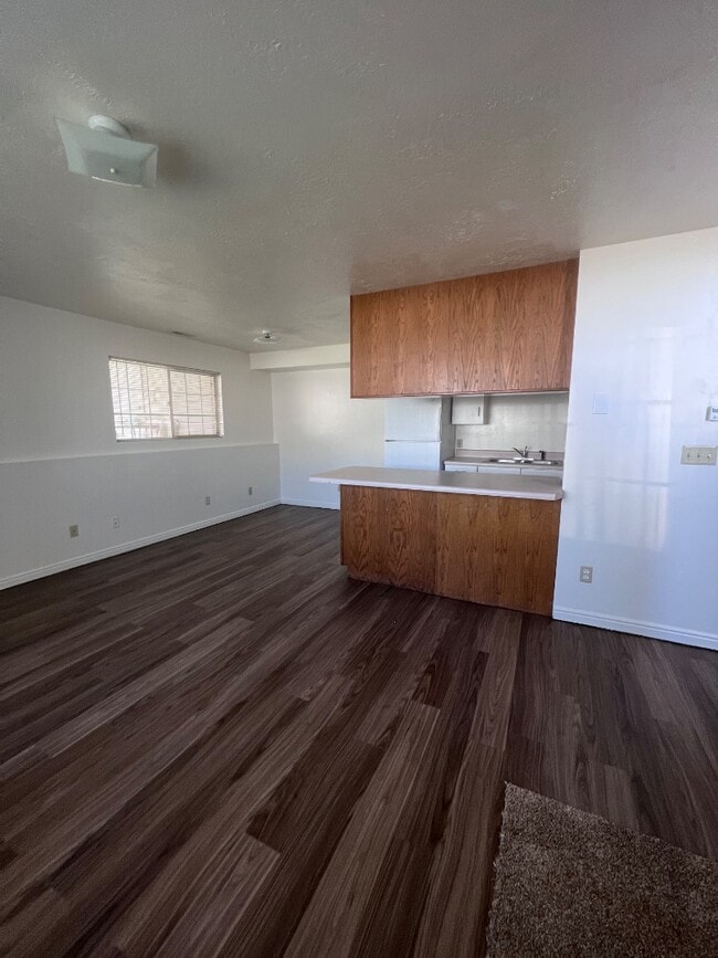 Building Photo - 570 W 350 N