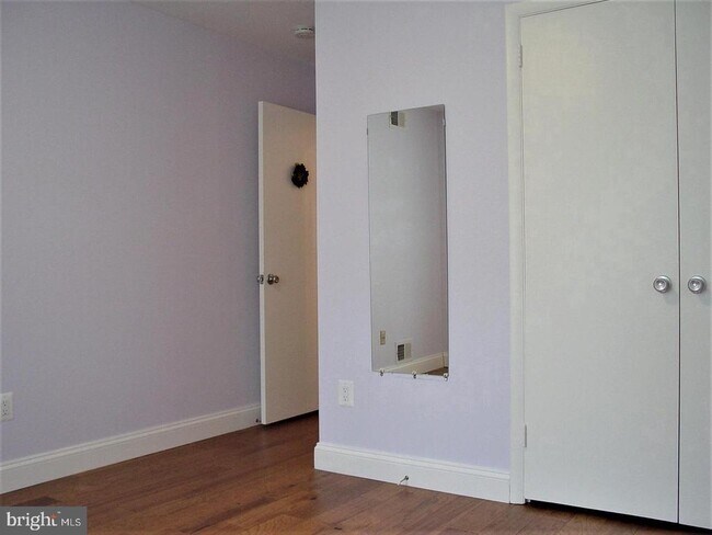 Building Photo - 2537 Oakhampton Pl