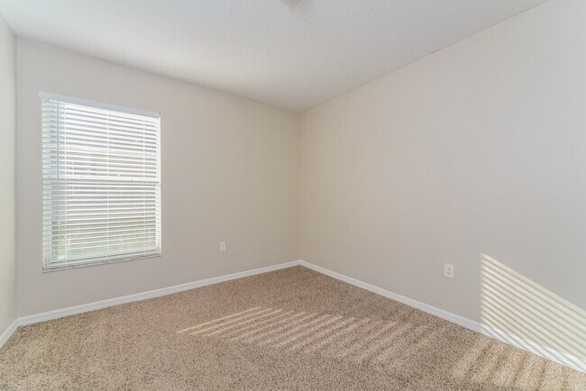 Building Photo - 137 Thornbury Dr