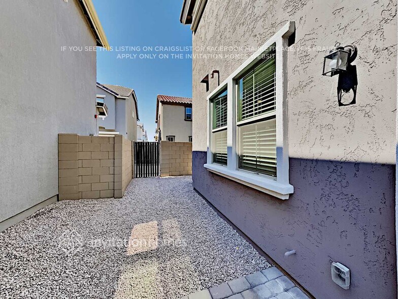 Building Photo - 225 N Sandal