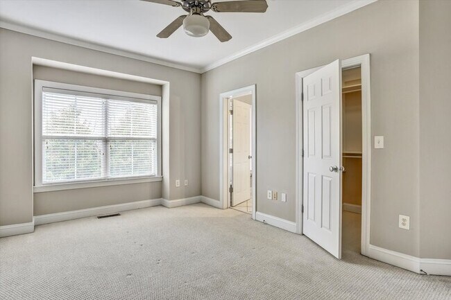 Building Photo - 324 Carlyle Park Dr