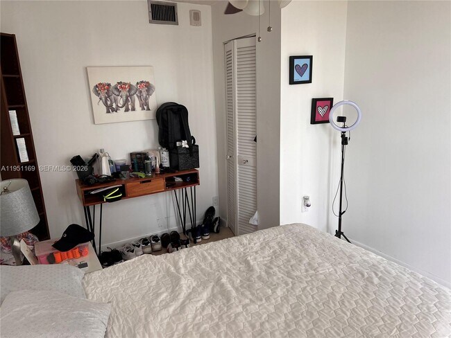 Building Photo - 200 Leslie Dr