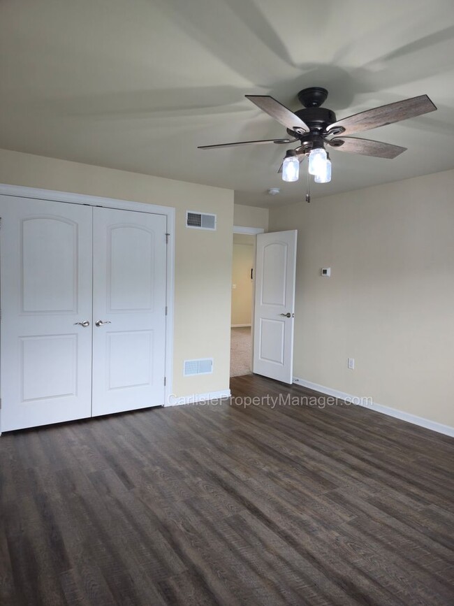 Building Photo - Duplex includes 2 car garage, laundry, pat...