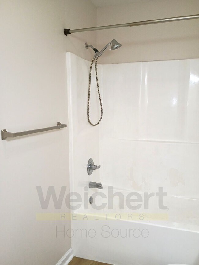 Building Photo - Charming 3-Bedroom Home with Spacious Yard...