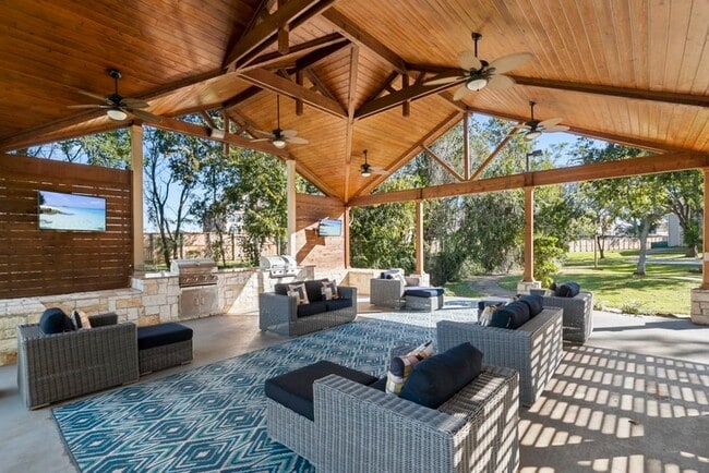 Building Photo - 3101 Vista Dr