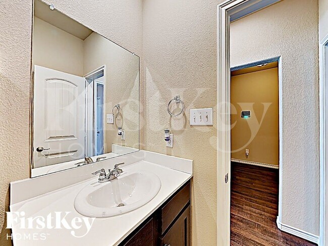 Building Photo - 561 Jamestown Ln