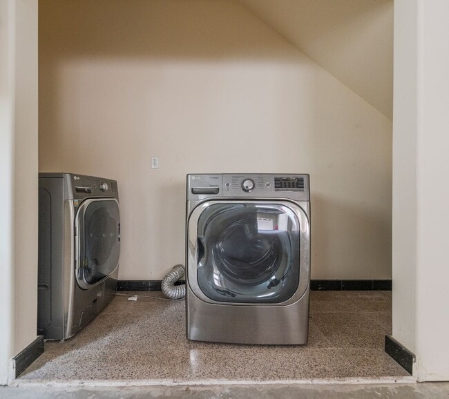 Building Photo - Spacious and Quiet Hawthorne Home!