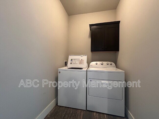 Building Photo - 3101 SW Warberry Ave