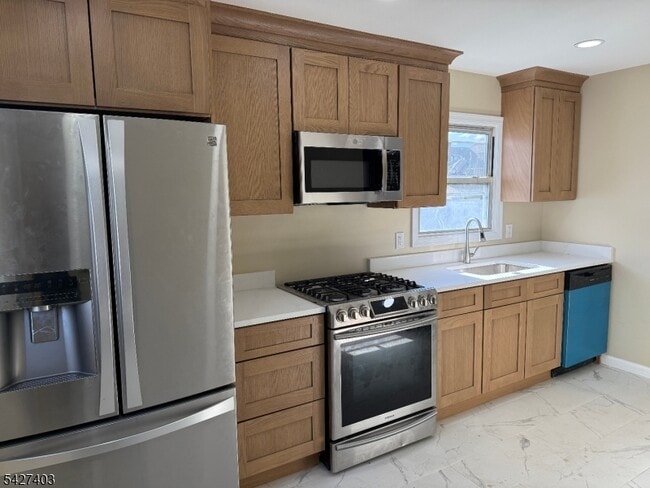 Building Photo - 595 Elm Ave