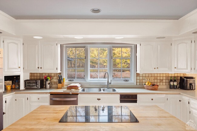 Building Photo - 147 Rock City Rd