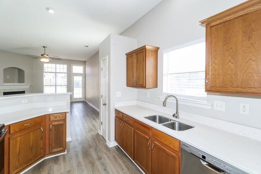 Building Photo - 4844 Pine Forrest Dr